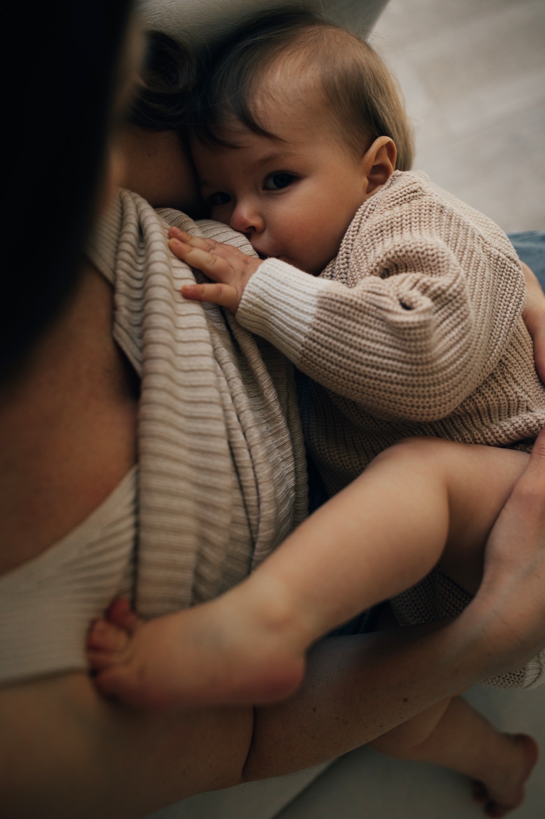 Bebê acolhido no colo da mãe