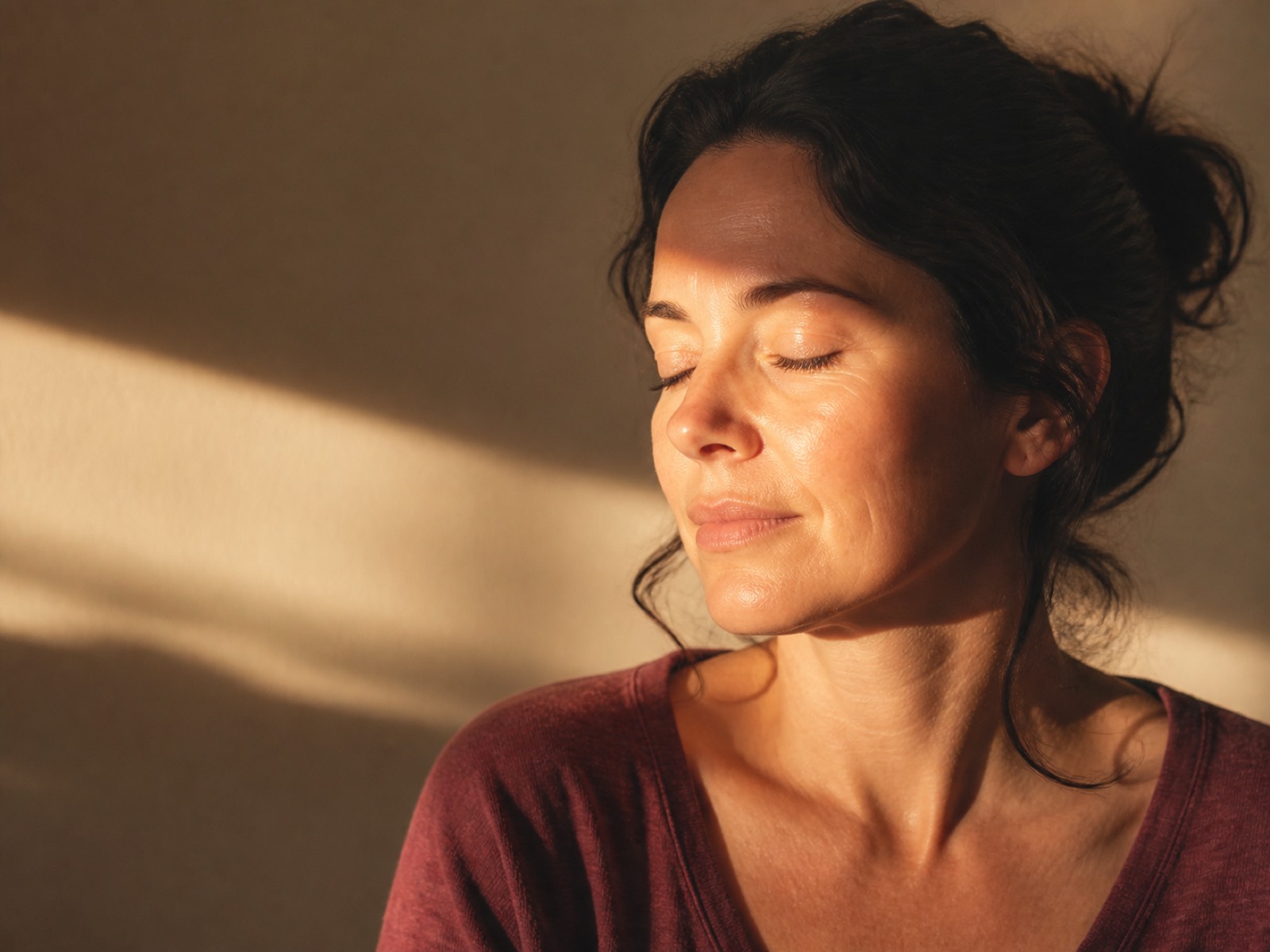 Mulher respirando com tranquilidade sob a luz do sol